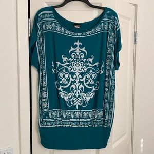 Women’s green top, size: XL